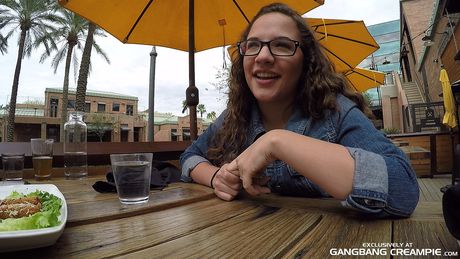 Teenager Callie Klein bliver gangbanget af en gruppe fyre