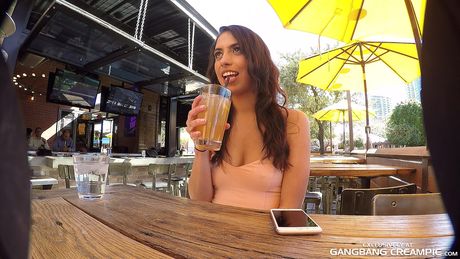 素晴らしいアメリカのブルネットテイラーメイは彼女の口と猫に6本のチンコを詰め込みます