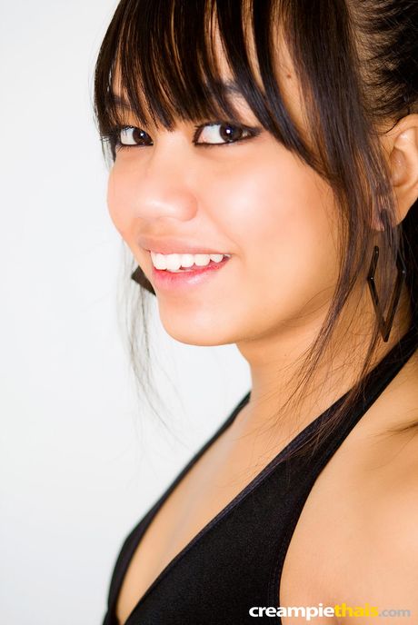 美麗的業餘愛好者 Fern 脫掉內衣，露出漁網襪裡的性感臀部