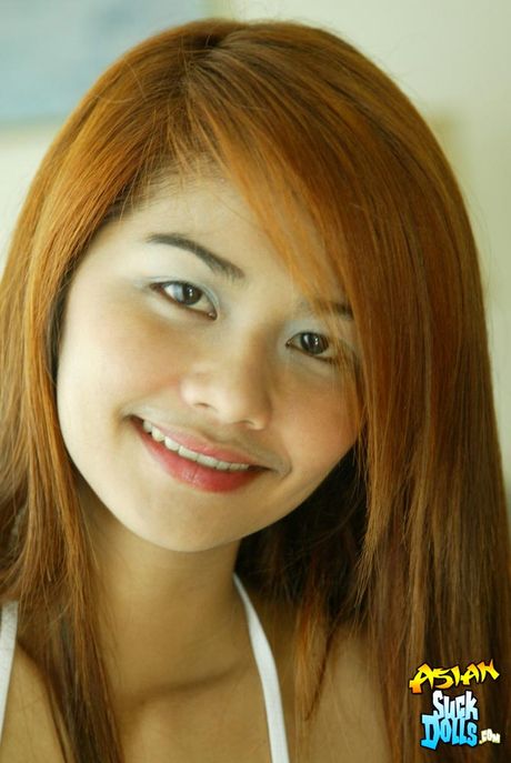 Forførende pige-Gif præsenterer sine små bryster og poserer i en bikini