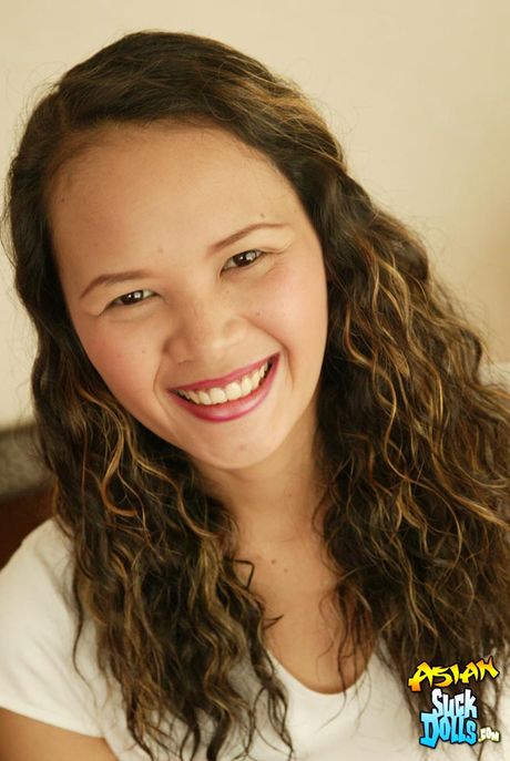 Asiatisk covergirl Nuch går nøgen i sengen før en fingerfuck