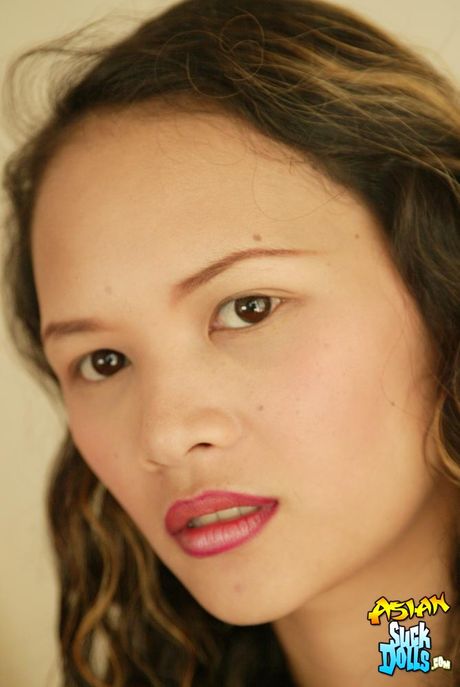 Asiatisk covergirl Nuch går nøgen i sengen før en fingerfuck