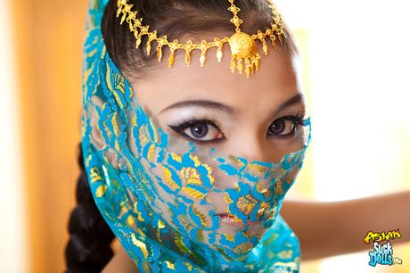 Asiatisk dukke Eaw tager sin kjole af og viser sine små bryster og røv frem