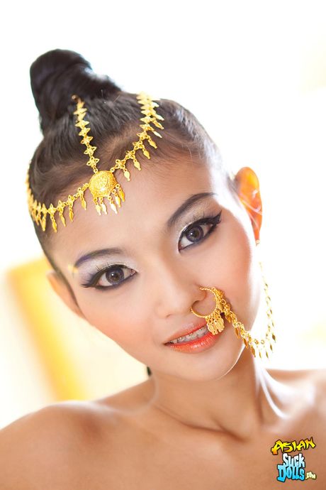 Asiatisk dukke Eaw tager sin kjole af og viser sine små bryster og røv frem