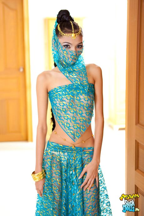 Asiatisk dukke Eaw tager sin kjole af og viser sine små bryster og røv frem