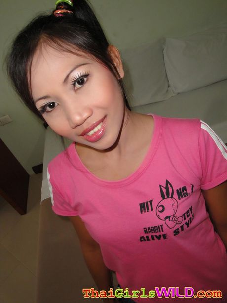 魅惑的なアジアのティーンダールは、ソロショーで彼女の膣にペニスを詰め込まれます