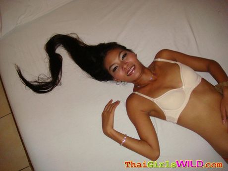 亞洲封面女郎 Nit 在床上做愛前脫光衣服