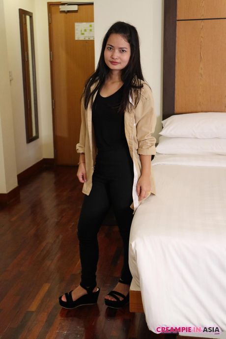 Ødelæggende asiatisk teenager Duai afslører sine store bryster og spreder sin behårede fisse