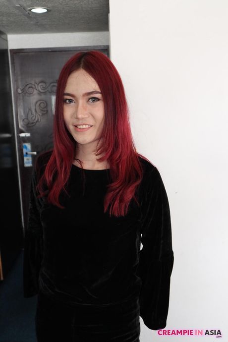 迷人的紅髮女郎 Som 脫掉衣服，在床上露出她的裸體