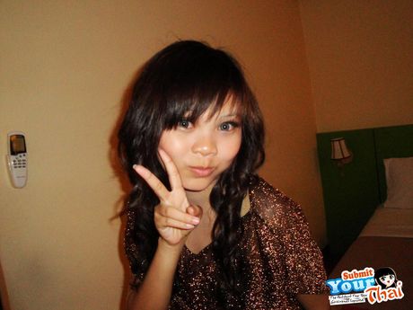 印象的なアジアのティーンPleは、彼女の平らなおっぱいと熱いお尻をソロで披露します