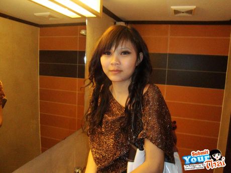 印象的なアジアのティーンPleは、彼女の平らなおっぱいと熱いお尻をソロで披露します