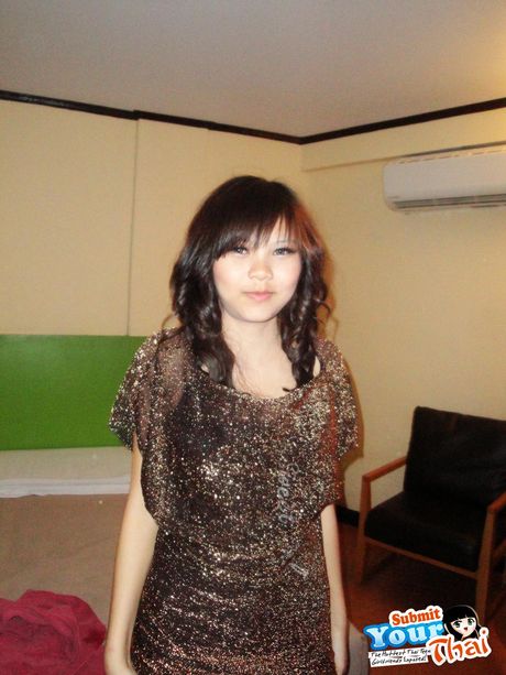 印象的なアジアのティーンPleは、彼女の平らなおっぱいと熱いお尻をソロで披露します