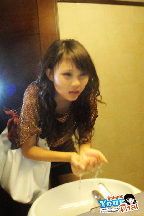 印象的なアジアのティーンPleは、彼女の平らなおっぱいと熱いお尻をソロで披露します