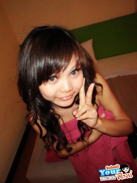 印象的なアジアのティーンPleは、彼女の平らなおっぱいと熱いお尻をソロで披露します