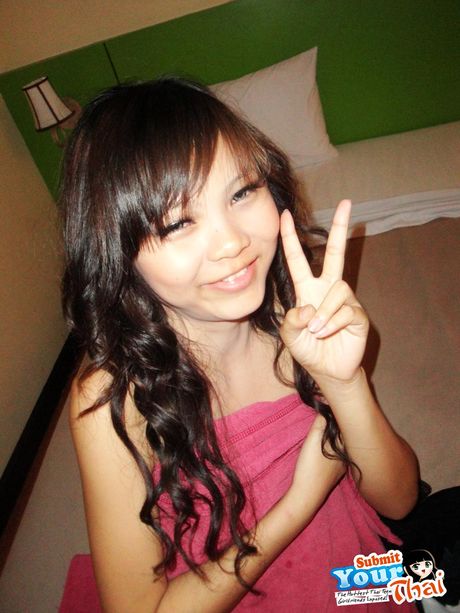 印象的なアジアのティーンPleは、彼女の平らなおっぱいと熱いお尻をソロで披露します