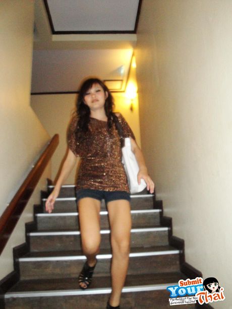 印象的なアジアのティーンPleは、彼女の平らなおっぱいと熱いお尻をソロで披露します