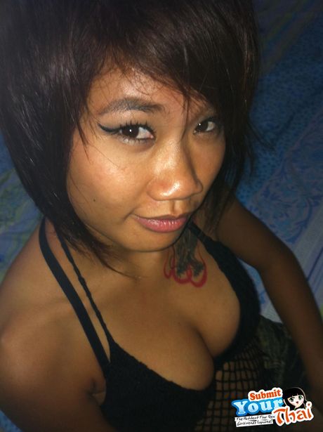 アジアの可愛い子ちゃん、プムはピンクの下着を脱いでベッドの上で裸になる