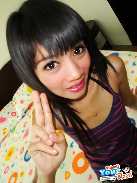 アジアの美女ミントがベッドで自慰行為をする前に裸になる