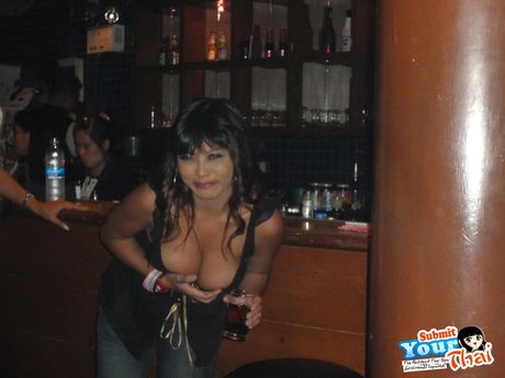 業餘尤物 Amber 炫耀她驚人的胸部並獨自擺姿勢