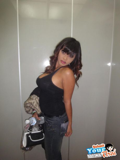 Amatør-bedårende Amber viser sine fantastiske jugger og poserer solo