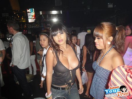 業餘尤物 Amber 炫耀她驚人的胸部並獨自擺姿勢