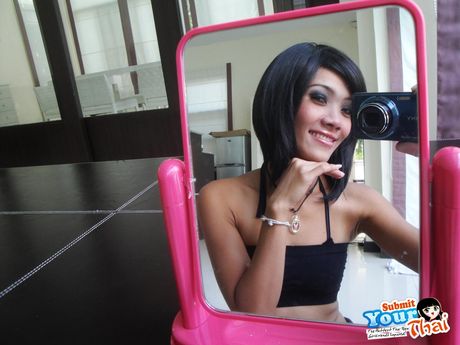 迷人的亞洲少女 Fa 展示她嬌小的乳房並擺出獨奏姿勢