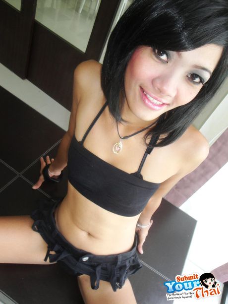 迷人的亞洲少女 Fa 展示她嬌小的乳房並擺出獨奏姿勢