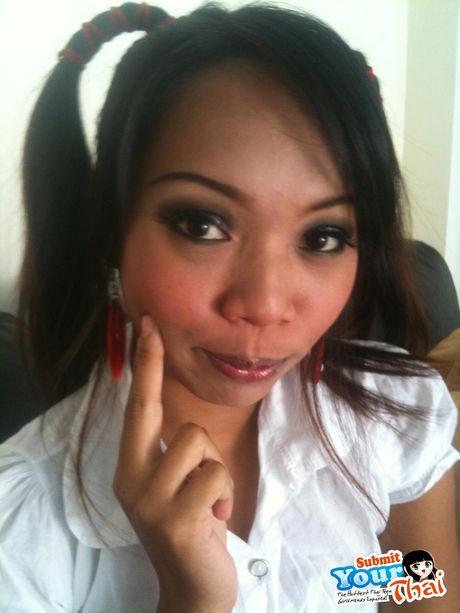 このアジアの美女はとてもセクシーで、裸でポーズをとるのが大好きだ