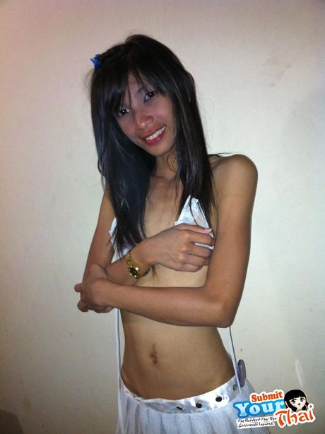 Amateur thai girl Amber Lee displays her hot ass and poses in a solo