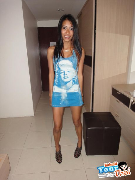 Amatør thaipige Amber Lee viser sin lækre røv og poserer solo