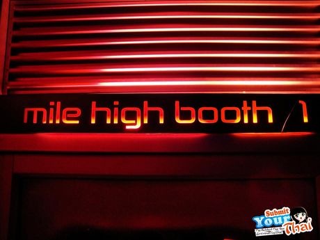 ブルネットのティーンサラは、セックスの後に彼女の小さなおっぱいに射精を受ける