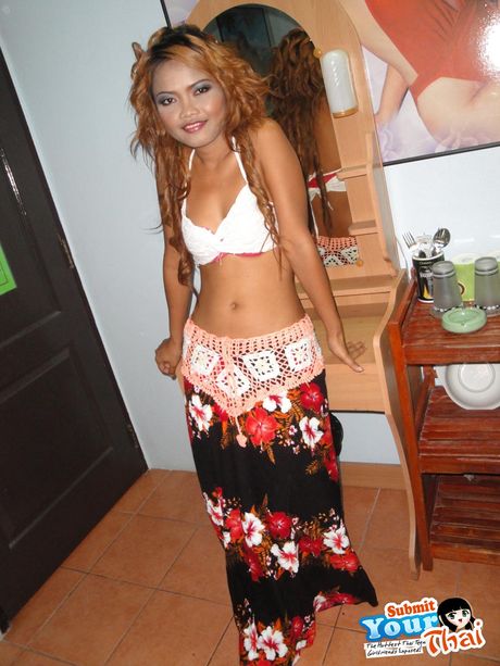 Amatør thaipige med slank krop, Amber poserer i lingeri