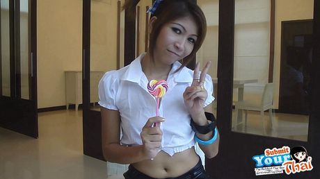 Asiatisk covergirl amatørpige sutter en slikkepind, før hun spiser sin egen fisse