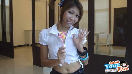 Asiatisk covergirl amatørpige sutter en slikkepind, før hun spiser sin egen fisse