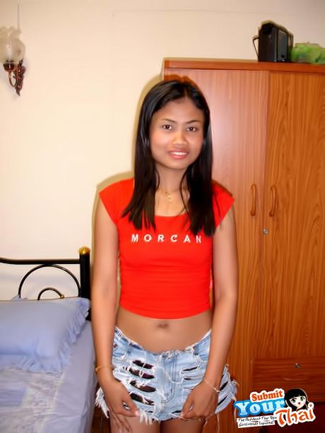 Knap lovlig asiatisk pige amatørpige demonstrerer sin fisse nøgen