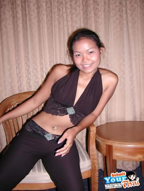 黒髪のタイ人少女アマチュアガールがストリップして巨大なおっぱいで焦らす