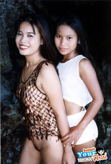 黑髮泰國女孩業餘女孩脫衣舞並用她巨大的乳房挑逗