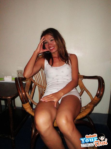 Brunette thailandsk skønhed amatørpige stripper og afslører sin krop