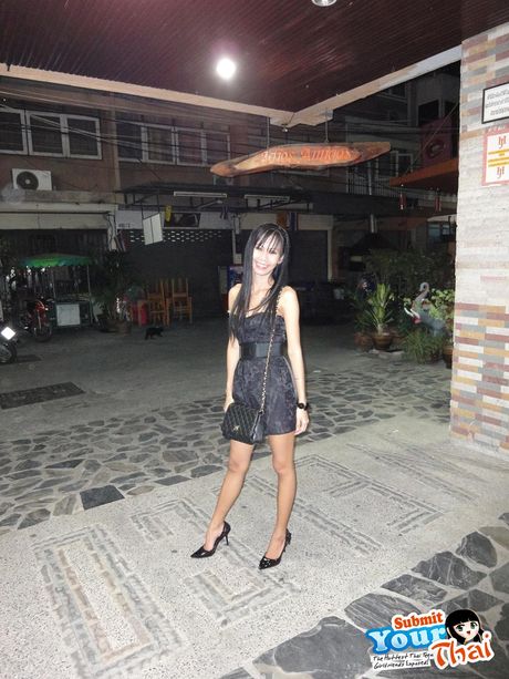 Brunette thailandsk skønhed amatørpige stripper og afslører sin krop