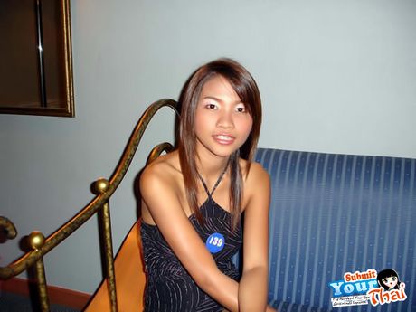 Brunette thailandsk skønhed amatørpige stripper og afslører sin krop