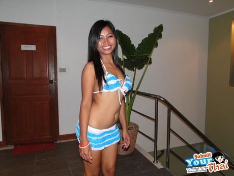 Brunette thailandsk skønhed amatørpige stripper og afslører sin krop