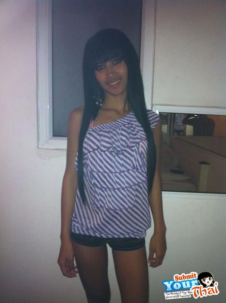 業餘女孩在獨奏中炫耀她美麗的乳房和性感的臀部