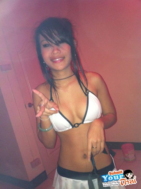 Amateur Girl flaunts her nice tits and hot ass in a solo