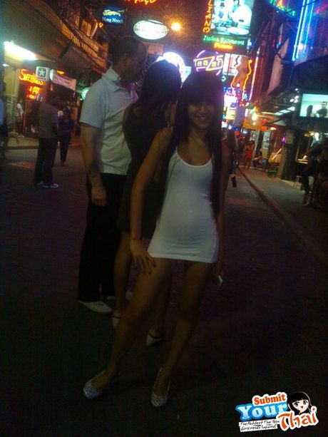 Amatørpige viser sine pæne bryster og lækre røv frem i en solo