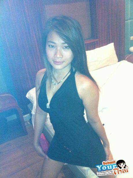 她笑容燦爛，身材極佳，而且非常性感