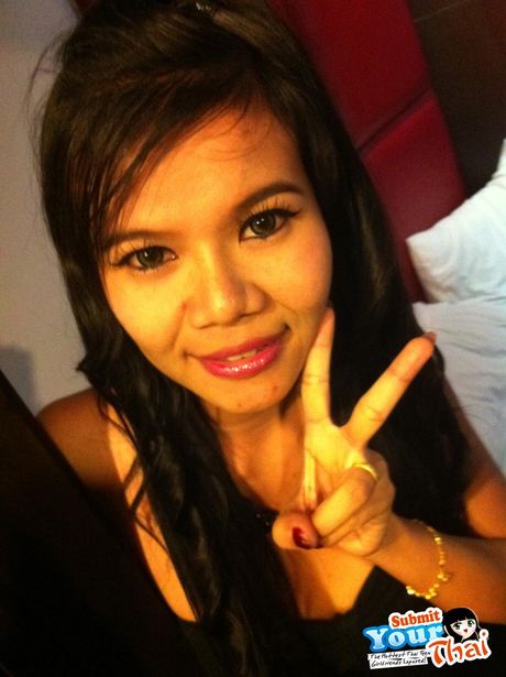 她笑容燦爛，身材極佳，而且非常性感