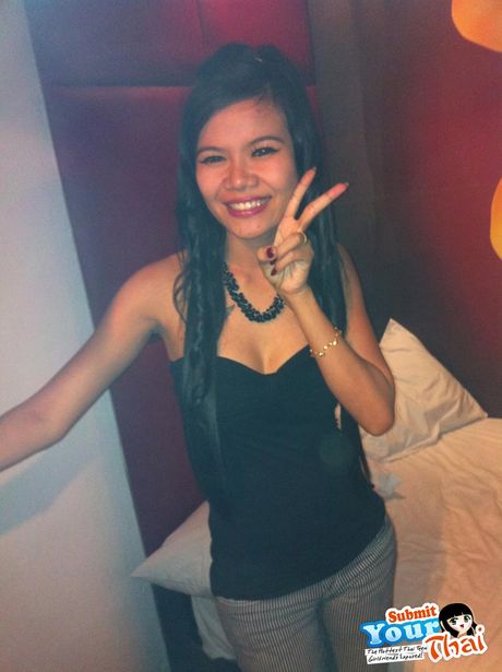 她笑容燦爛，身材極佳，而且非常性感