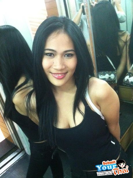 她笑容燦爛，身材極佳，而且非常性感