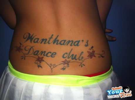 亞洲女孩業餘女孩脫下比基尼，赤裸裸地站在泳池裡