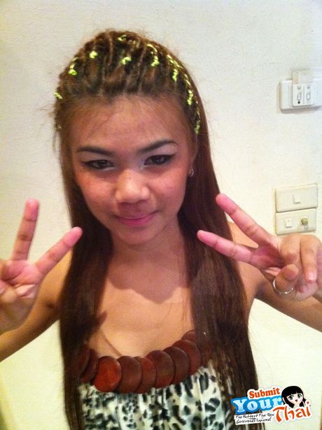 亞洲女孩業餘女孩脫下比基尼，赤裸裸地站在泳池裡